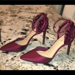 GORGEOUS MAX STUDIO WINE COLORED SATIN HEELS